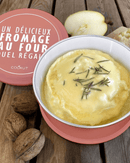 Coffret Cuiseur Fromage Fondu de Cookut avec fromage au four, agrémenté de romarin et présenté en plat.