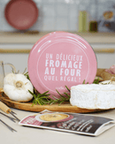 Plateau avec inscription sur fromage et ingrédients pour cuisiner. Idéal pour préparer du fromage fondu.
