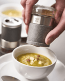 Coffret Peugeot Maestro avec réservoir dévissable en verre et sachet de 50 g de sel rose des Andes.