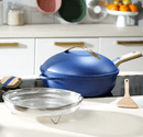 Poêle 8-en-1 La Fabuleuse Cookut en 24 cm, multifunctionnelle avec couvercle, sur une plaque de cuisson moderne.