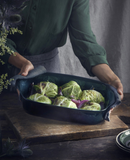 Plat à four avec des légumes frais, préparé pour la cuisson, mettant en avant le Plat à four rectangulaire Belle ile.
