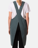 Femme portant le tablier Japonais N°231 – Alaskan Maker, style minimaliste et confortable.