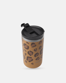Travel Mug isotherme Qwetch Wild Camel avec motif léopard et couvercle noir.