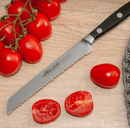 Découpe de tomate avec le couteau citron-tomate Arcos Manhattan 13 cm