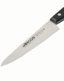 Couteau de cuisine Arcos Universal 14 cm en acier inox NITRUM pour trancher, émincer et préparer.