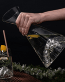Carafe à eau Mont Blanc TOPOGRAPHIC de la marque Alaskan Maker, en verre 100% cristallin avec un motif topographique en 3D inspiré des reliefs du Mont Blanc. Élégante et durable, idéale pour servir de l'eau ou des boissons variées.

