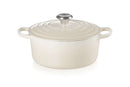 Cocotte en fonte ronde meringue Le Creuset, pour une cuisson homogène et douce de plats mijotés.