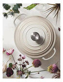 Cocotte en fonte ronde meringue Le Creuset, pour une cuisson homogène et douce de plats mijotés.