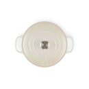 Cocotte en fonte ronde meringue Le Creuset, pour une cuisson homogène et douce de plats mijotés.
