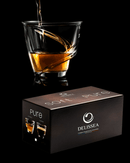 Coffret 2 verres PURE DELISSEA avec un verre en train de se remplir de boisson, design élégant sur fond noir.