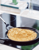 Crêpière Energy avec crêpe dorée sur la plaque de cuisson, idéal pour créer des crêpes parfaites avec une cuisson économique.