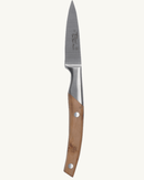 Gros plan sur le manche en bois de cade, finition artisanale et ergonomique.