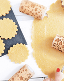 Mini rouleau bois empreinte étoile Scrapcooking pour créer des biscuits en relief.