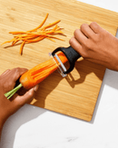 Réaliser une julienne de carotte avec l’éplucheur à julienne OXO