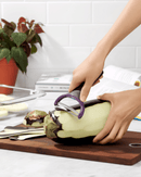 Éplucher une aubergine avec l’éplucheur OXO PREP
