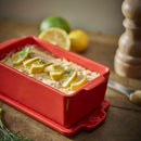 Terrine céramique Appolia 650g filled with ingredients and garnished, presented in a vibrant red dish.