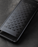 Râpe Double Tranchant Microplane en noir avec lame ultra-affûtée, idéale pour les amateurs de cuisine.