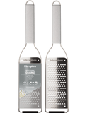 Râpe Gros Grains Microplane Professional, conçue en acier inoxydable pour râper rapidement fromage, chocolat et légumes avec précision. Ustensile indispensable pour les chefs amateurs et professionnels.

