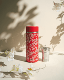 Théière Qwetch Flowers Rouge utilisée pour une infusion nomade