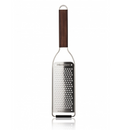 Râpe à gros grains Microplane Master en acier inoxydable avec manche en bois de noyer, idéale pour râper fromages et légumes.
