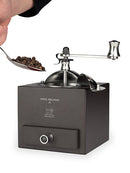 Moulin à Poivre et Épices Olivier Roellinger Peugeot avec poivre en cuillère, design élégant et fonctionnel.