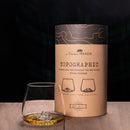 Set de 2 Verres à Whisky TOPOGRAPHIC d'Alaskan Maker avec un verre rempli de whisky.