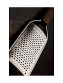 Râpe à gros grains Microplane Master avec manche en bois, idéale pour râper cheddar et légumes.
