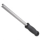 microplane zesteur râpe à épices avec manche noir, idéale pour râper noix de muscade et cannelle.